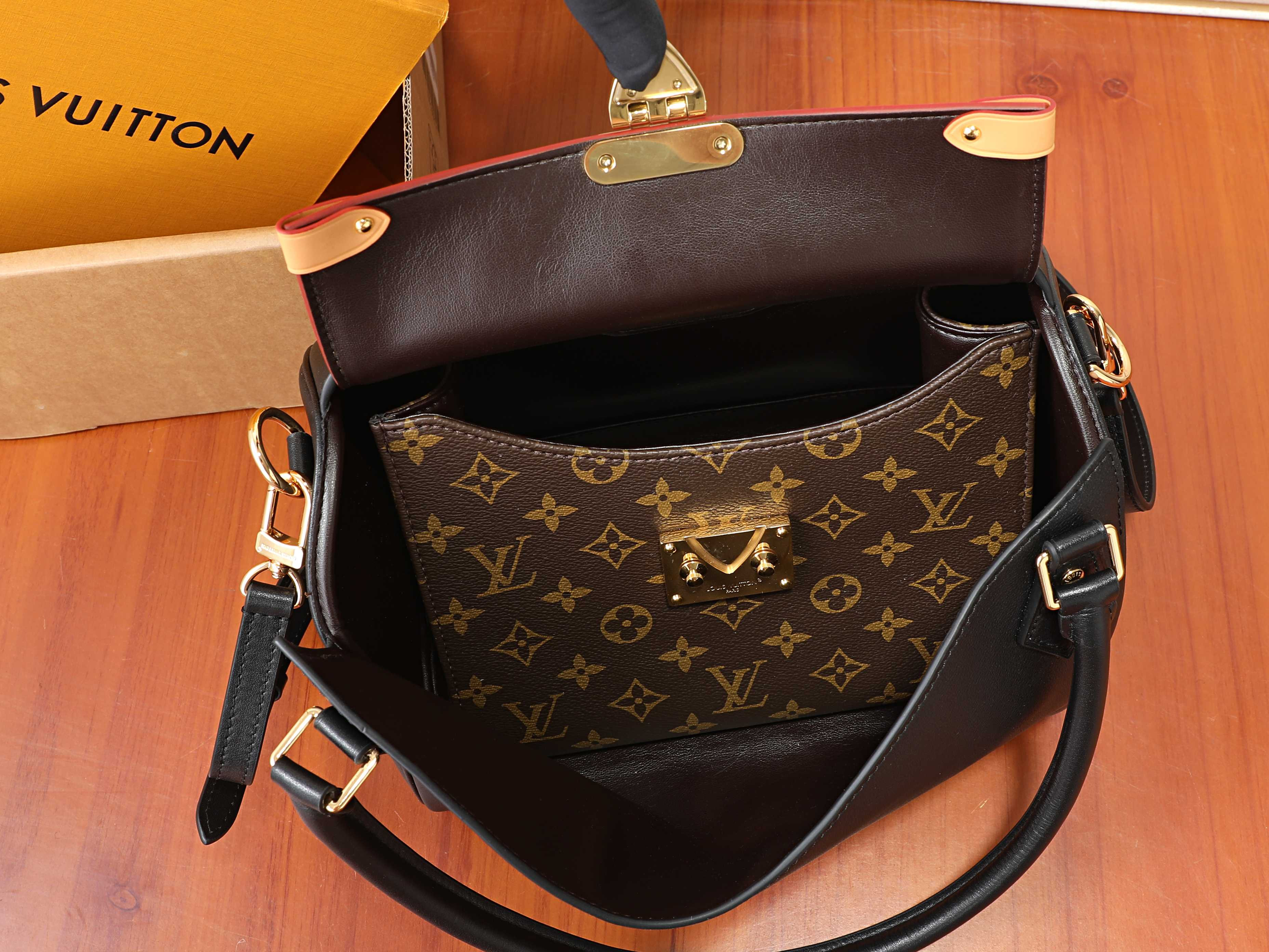 LV Speedpocket Bag M3A221 26 x 19 x 16 cm