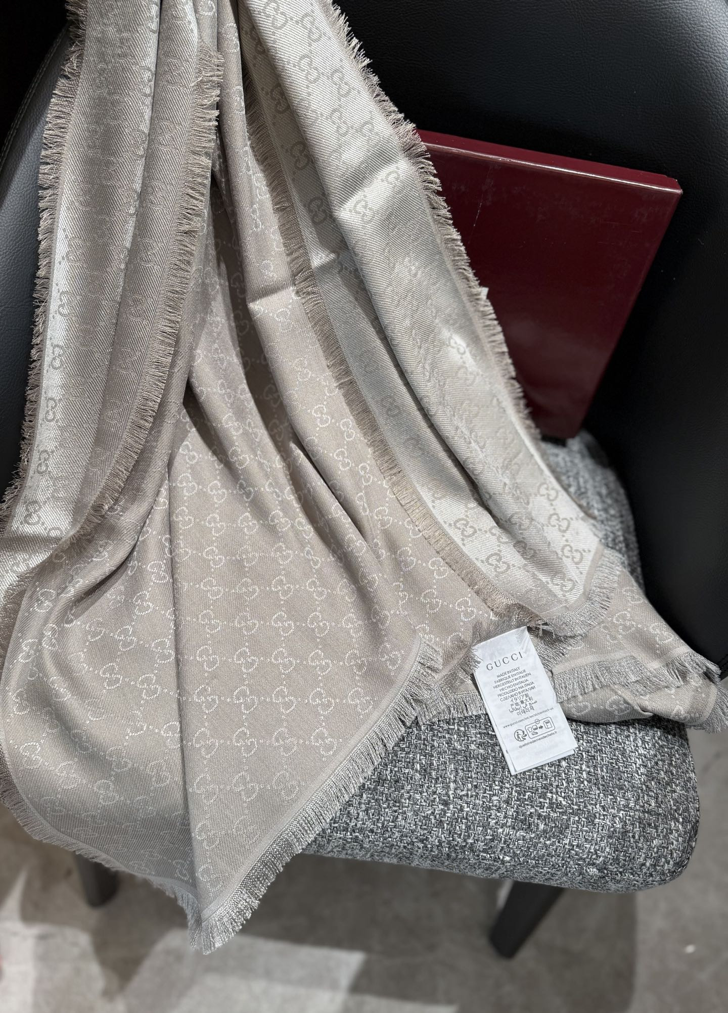 G*u*i scarf 140x140cm