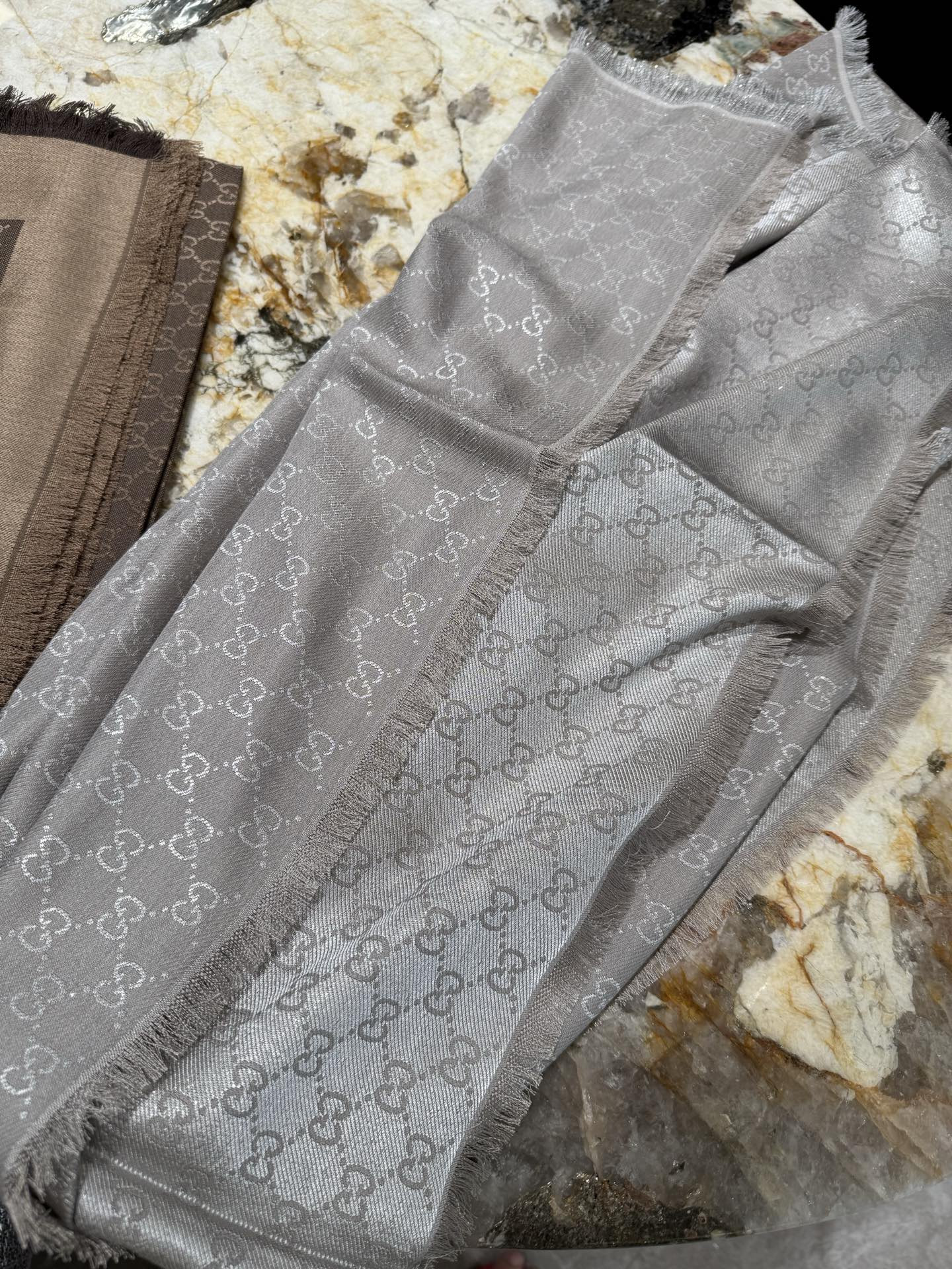 G*u*i scarf 140x140cm