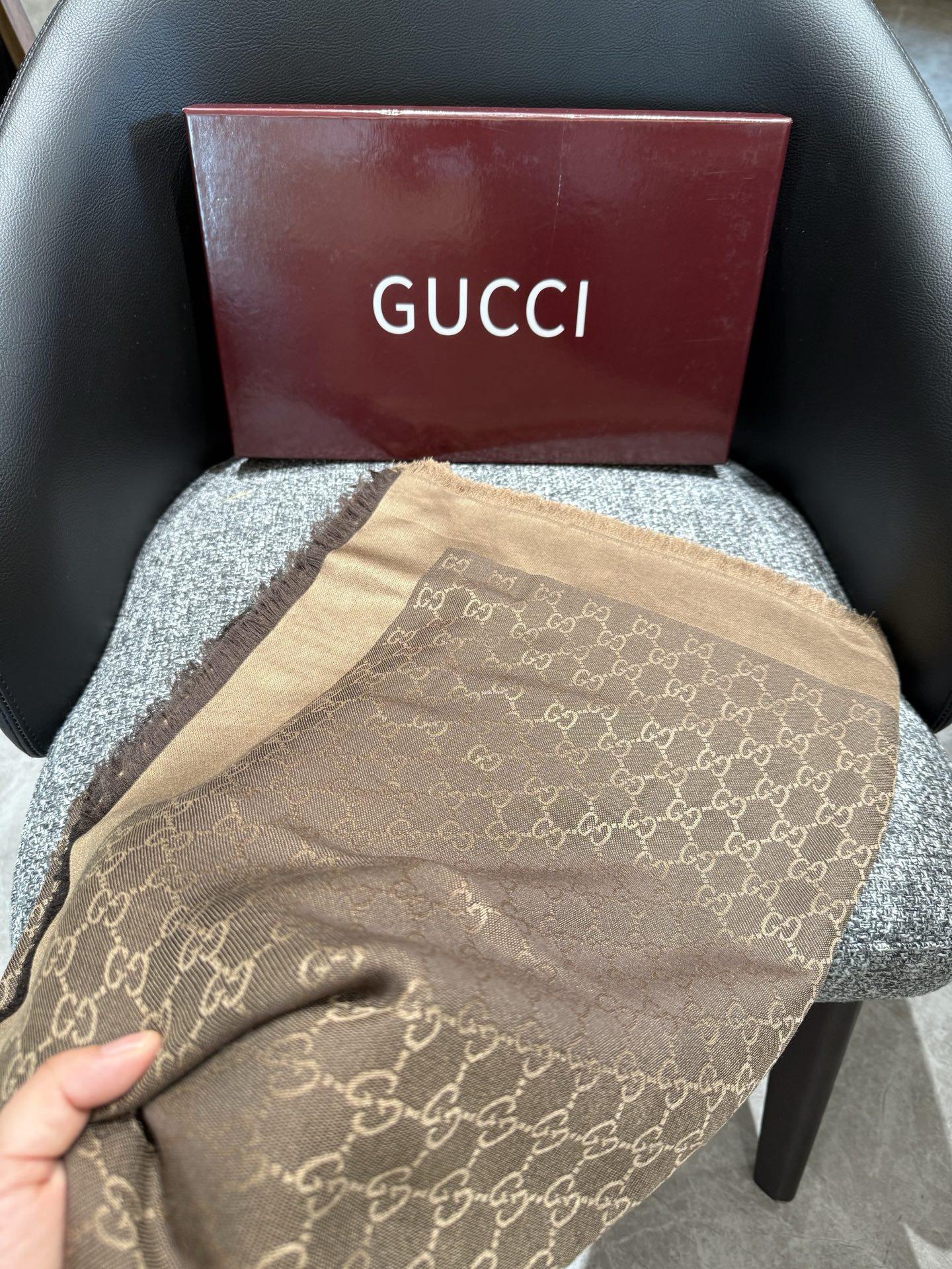 G*u*i scarf 140x140cm