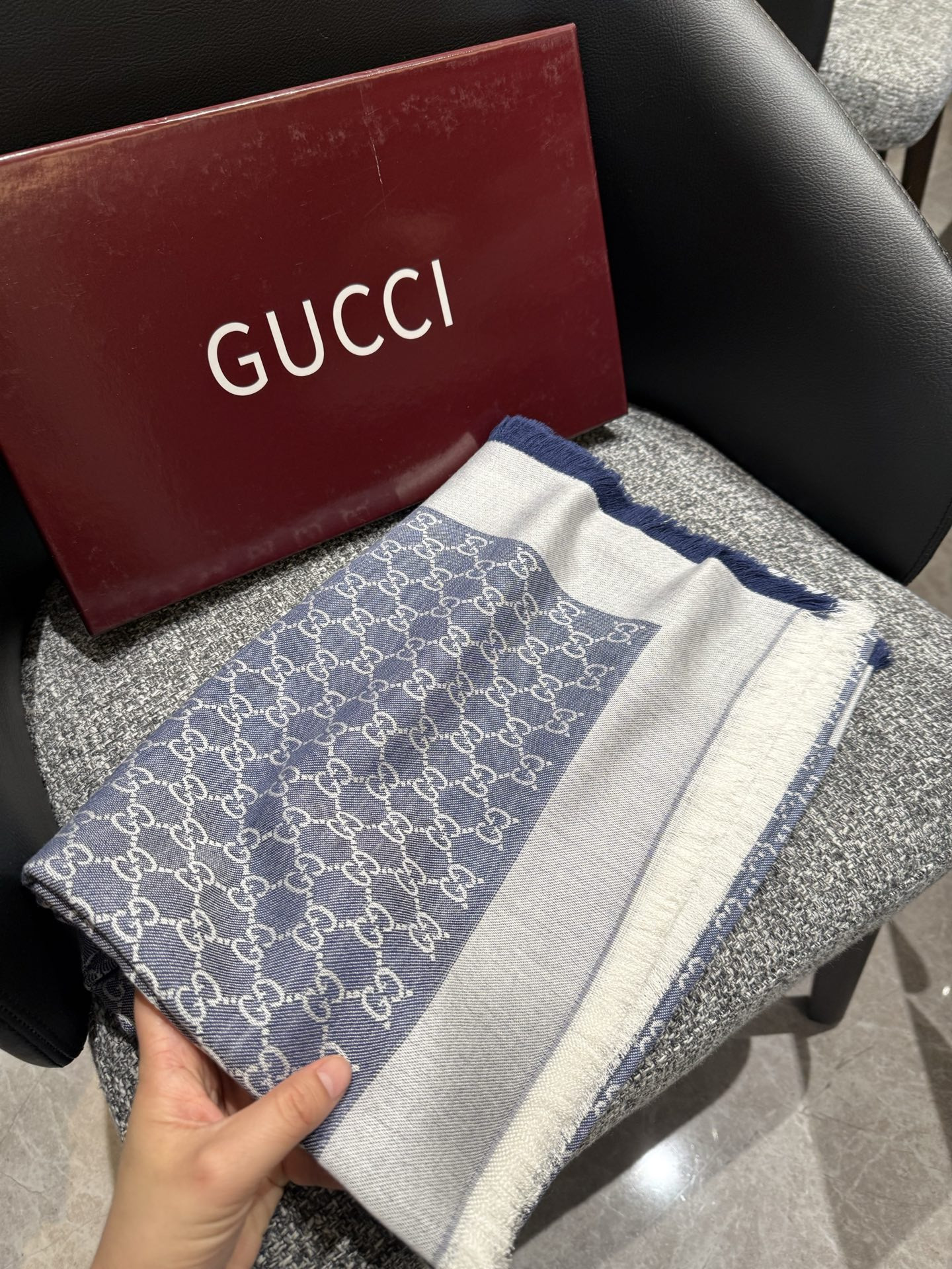 G*u*i scarf 140x140cm