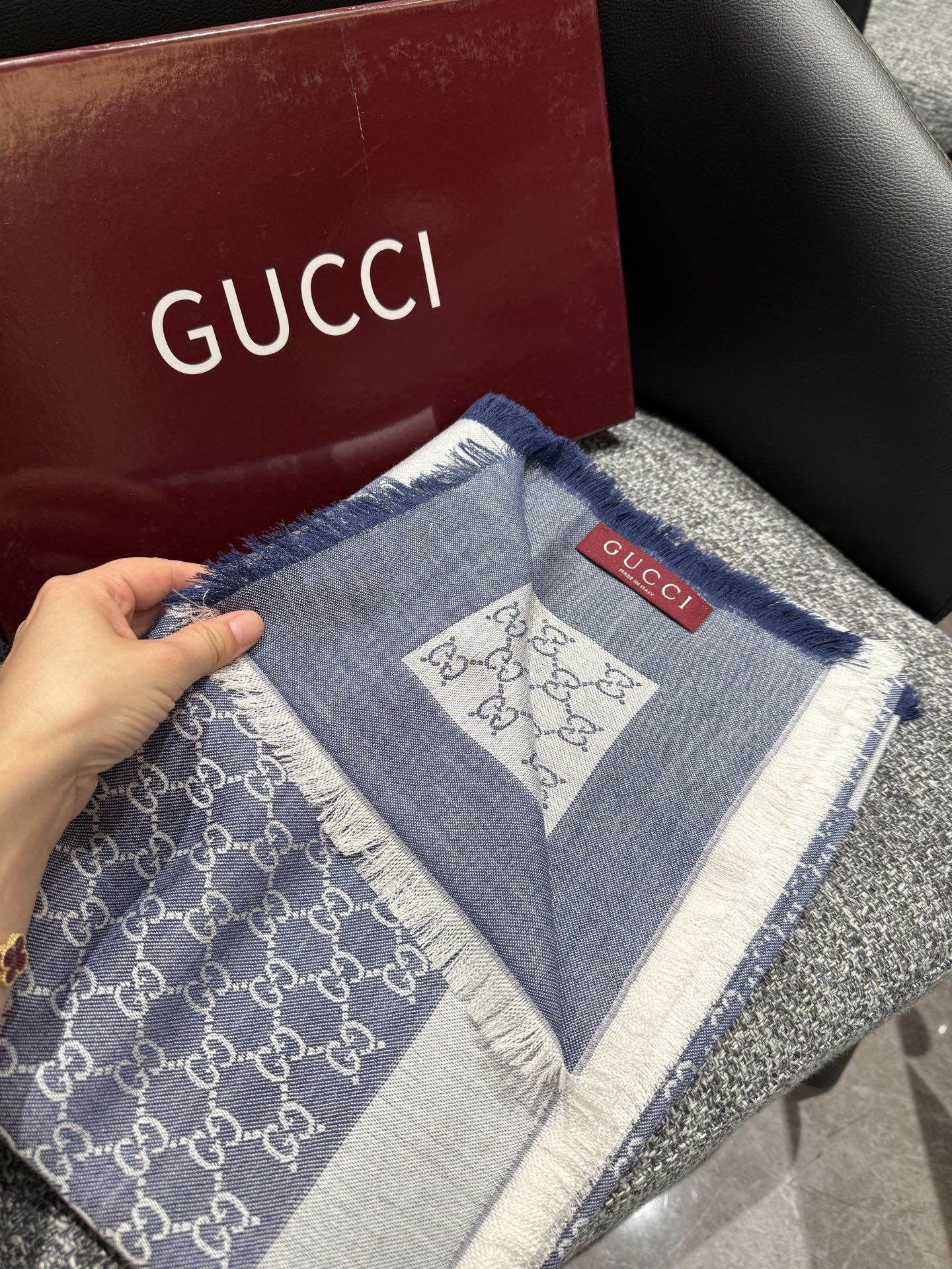 G*u*i scarf 140x140cm