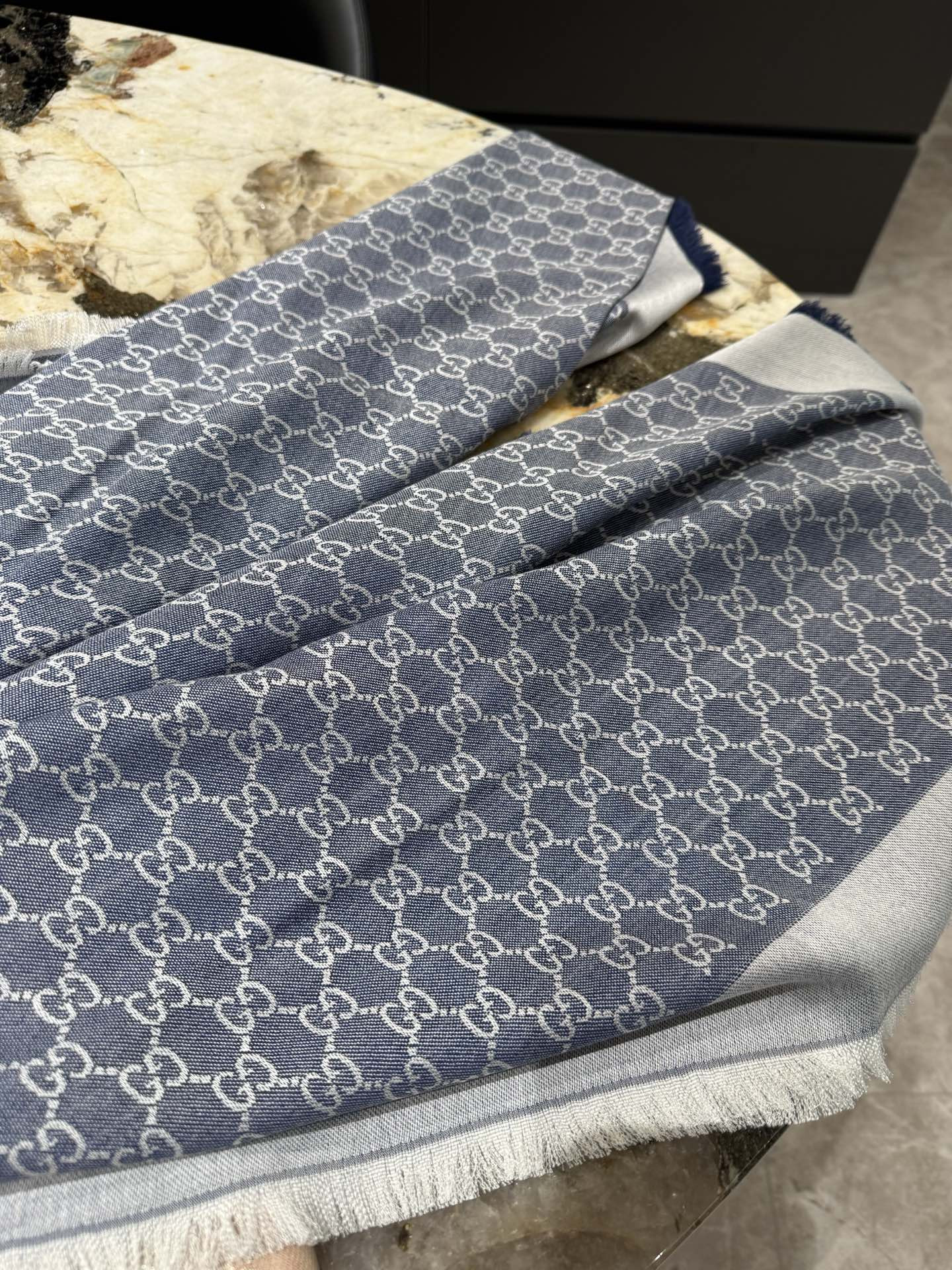 G*u*i scarf 140x140cm