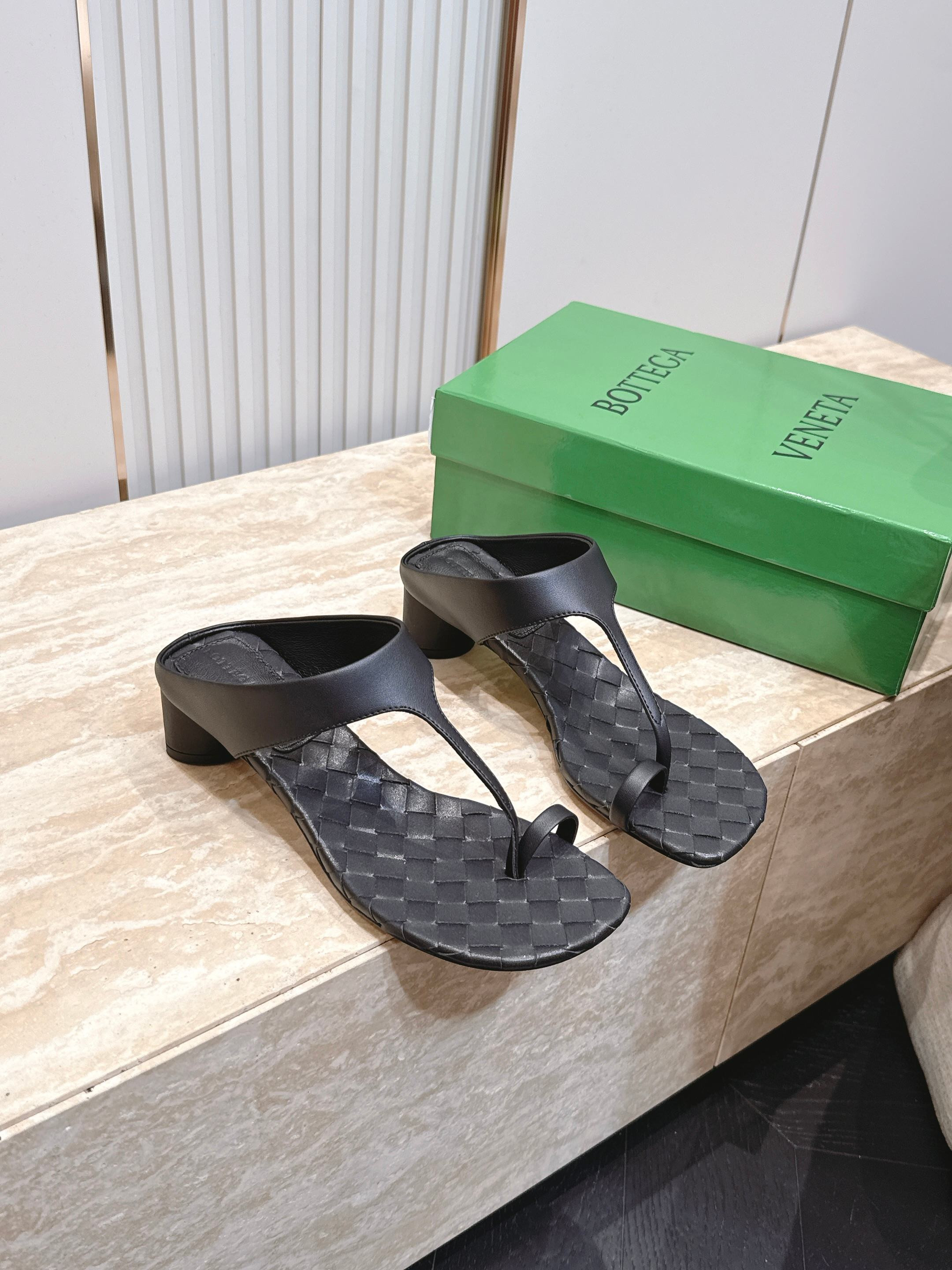 ua bo*te*ga Ve*ne*ta livia thong 4cm heel