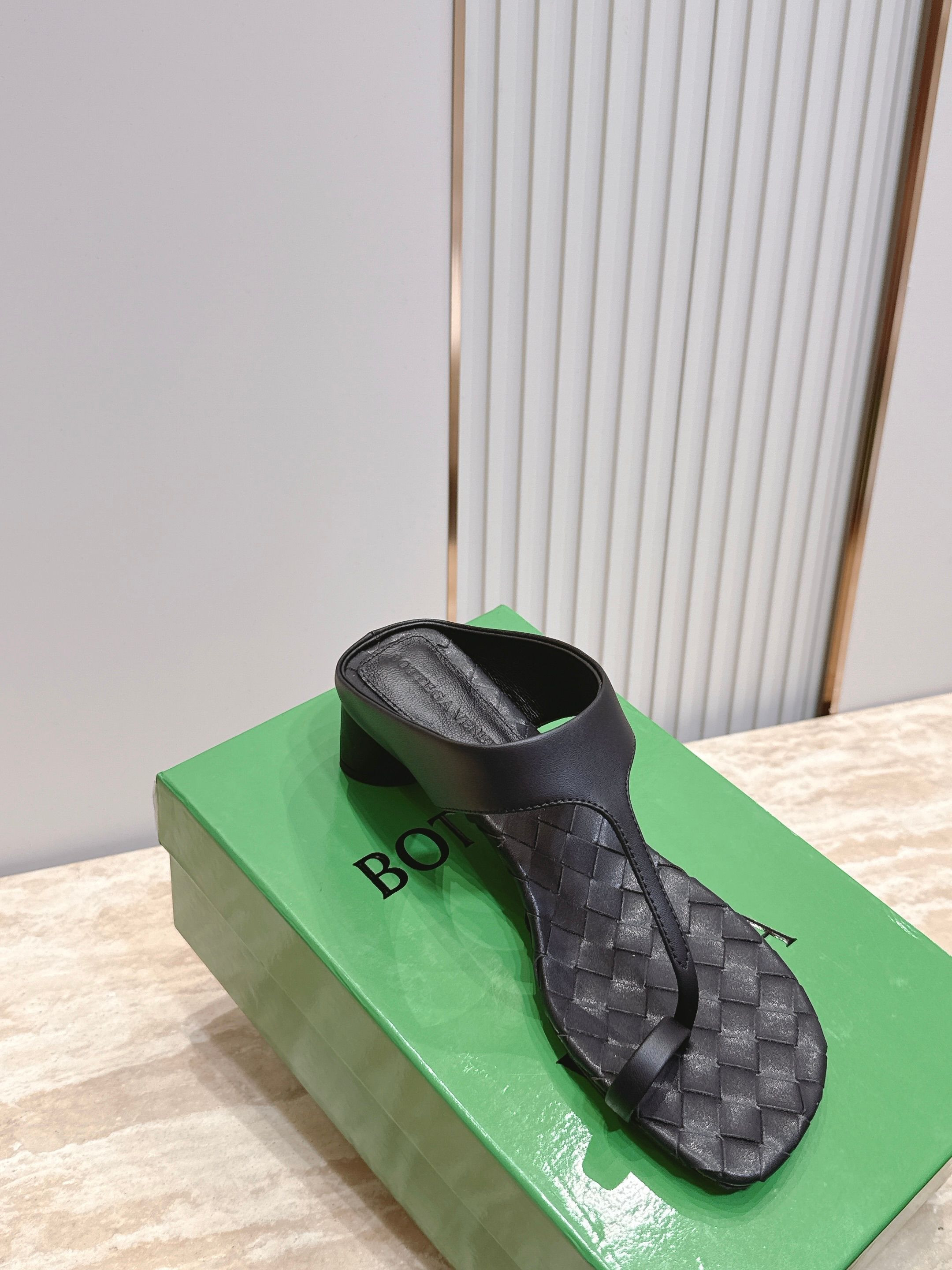 ua bo*te*ga Ve*ne*ta livia thong 4cm heel