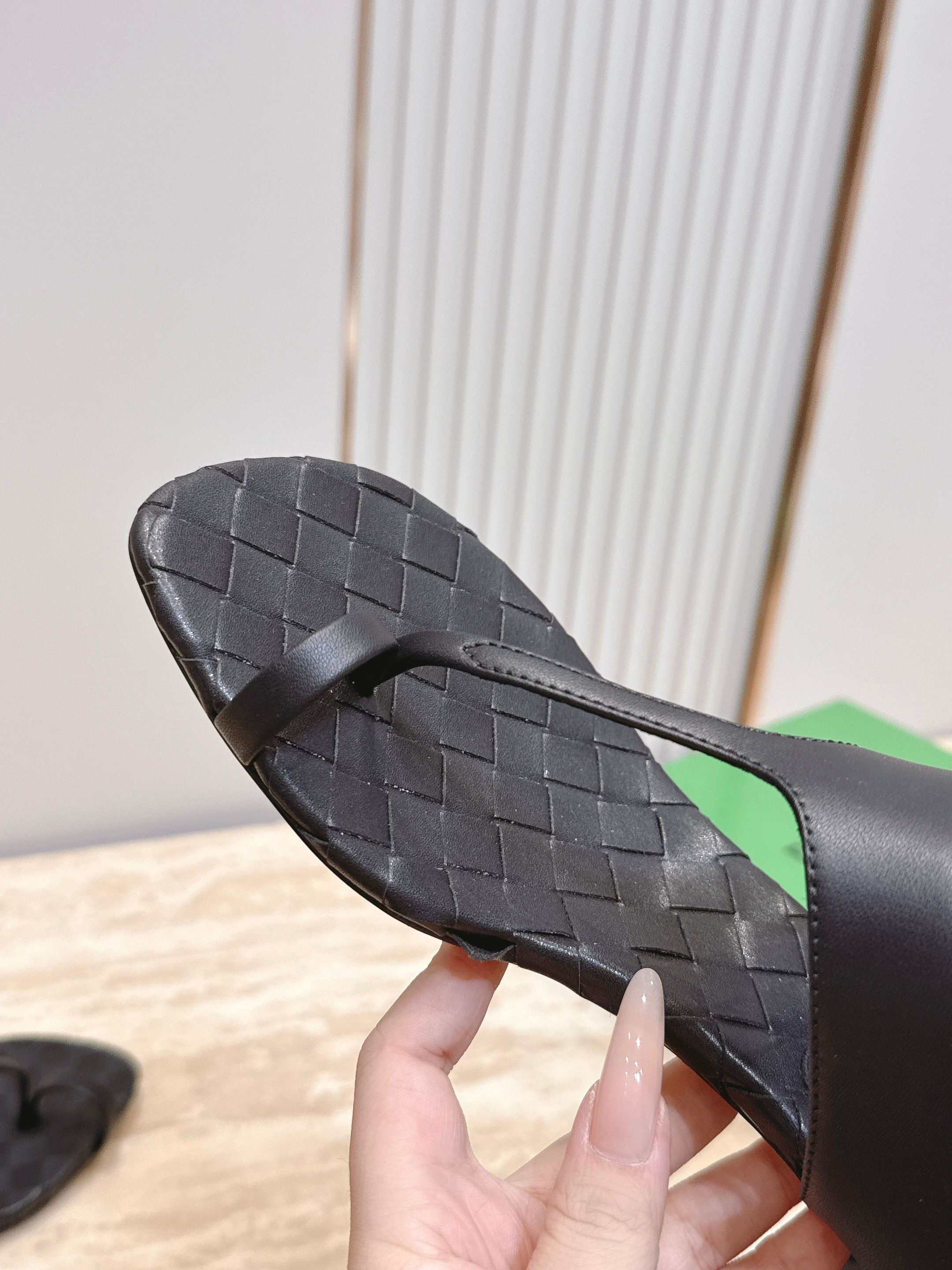 ua bo*te*ga Ve*ne*ta livia thong 4cm heel