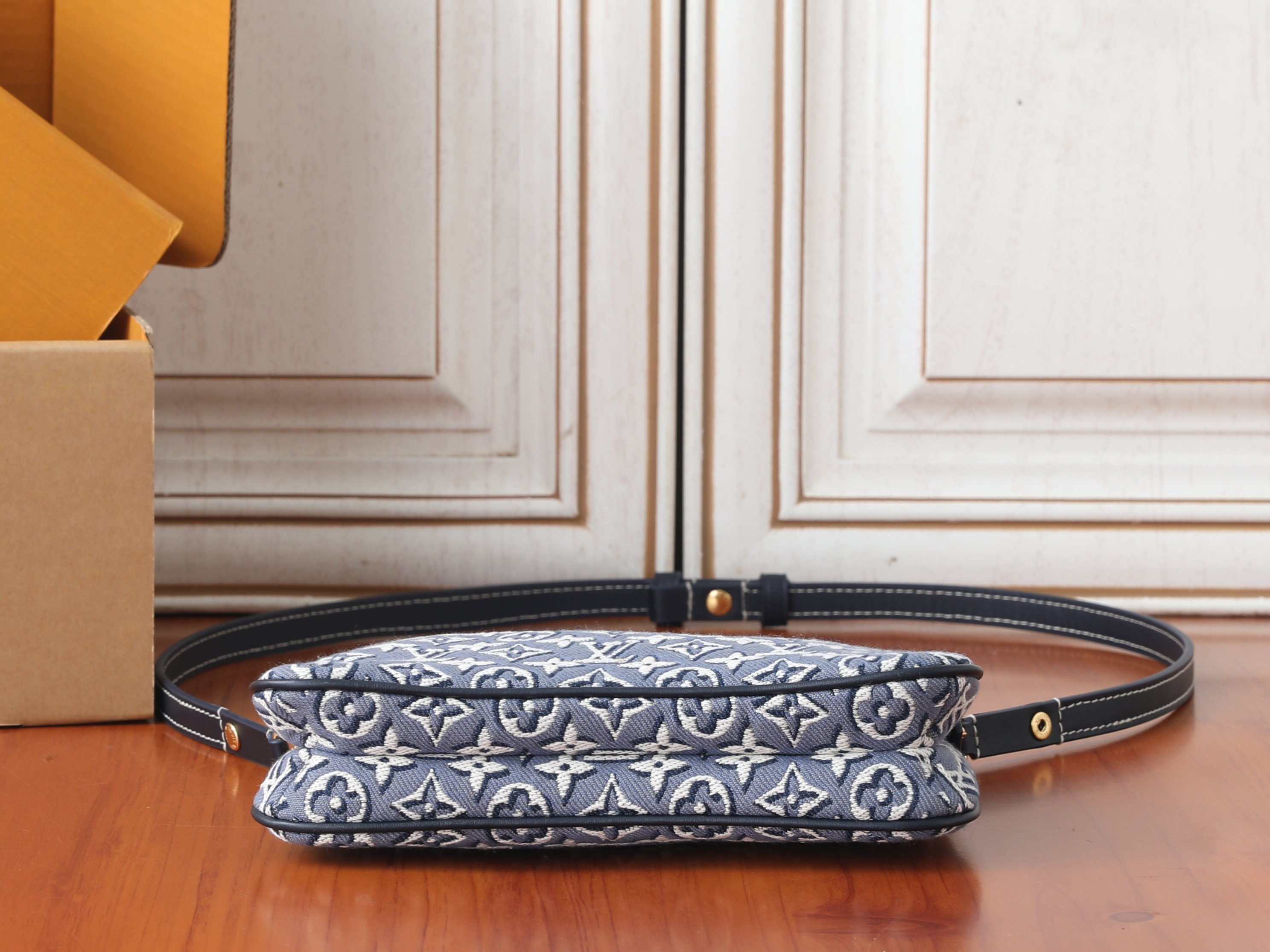 LV Liv Pochette M29895 24.5 x 13.5 x 6.5 cm