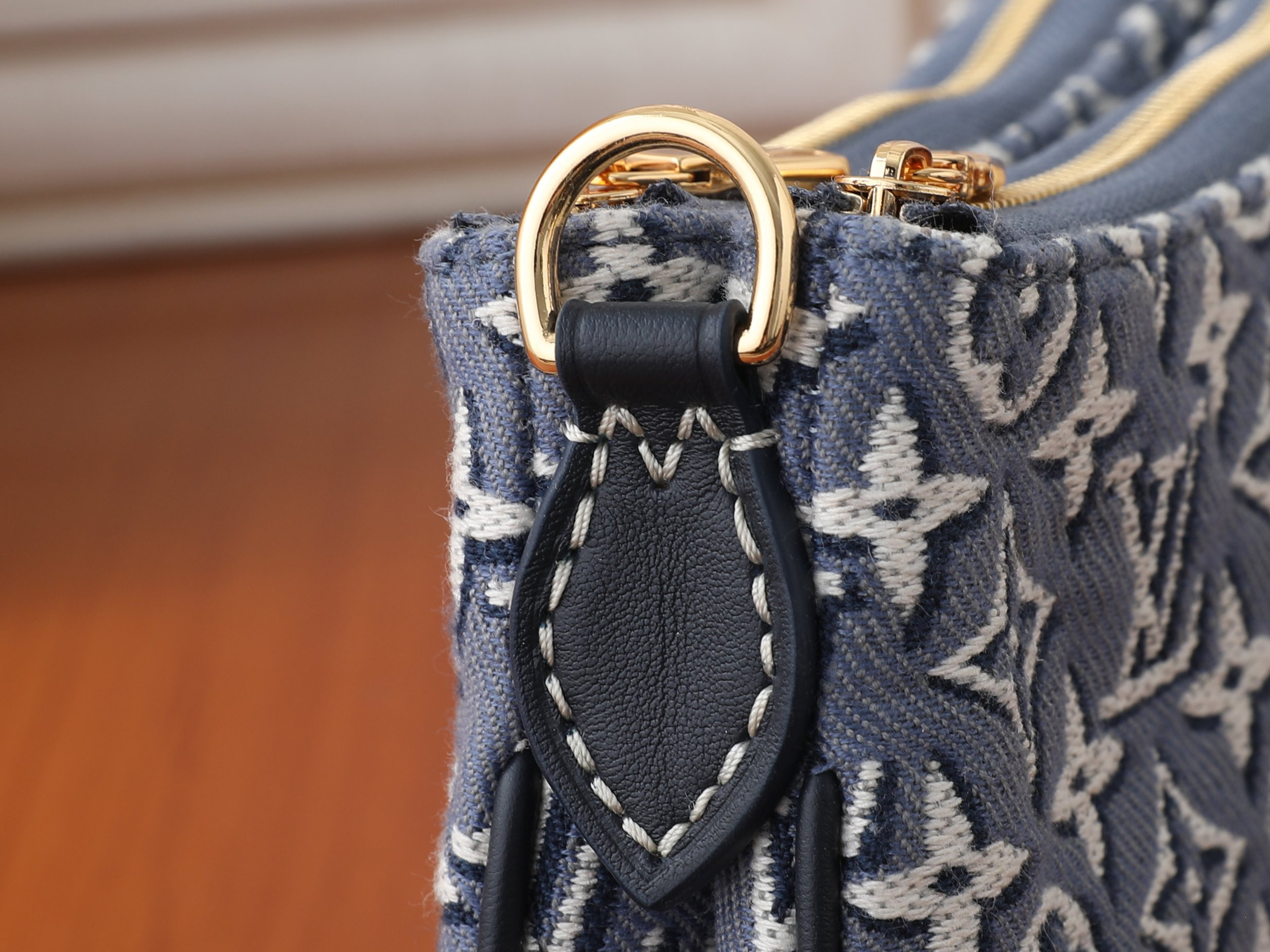 LV Liv Pochette M29895 24.5 x 13.5 x 6.5 cm