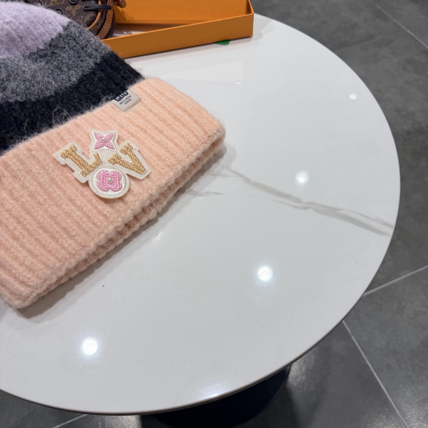 l0*is V*t0n beanie