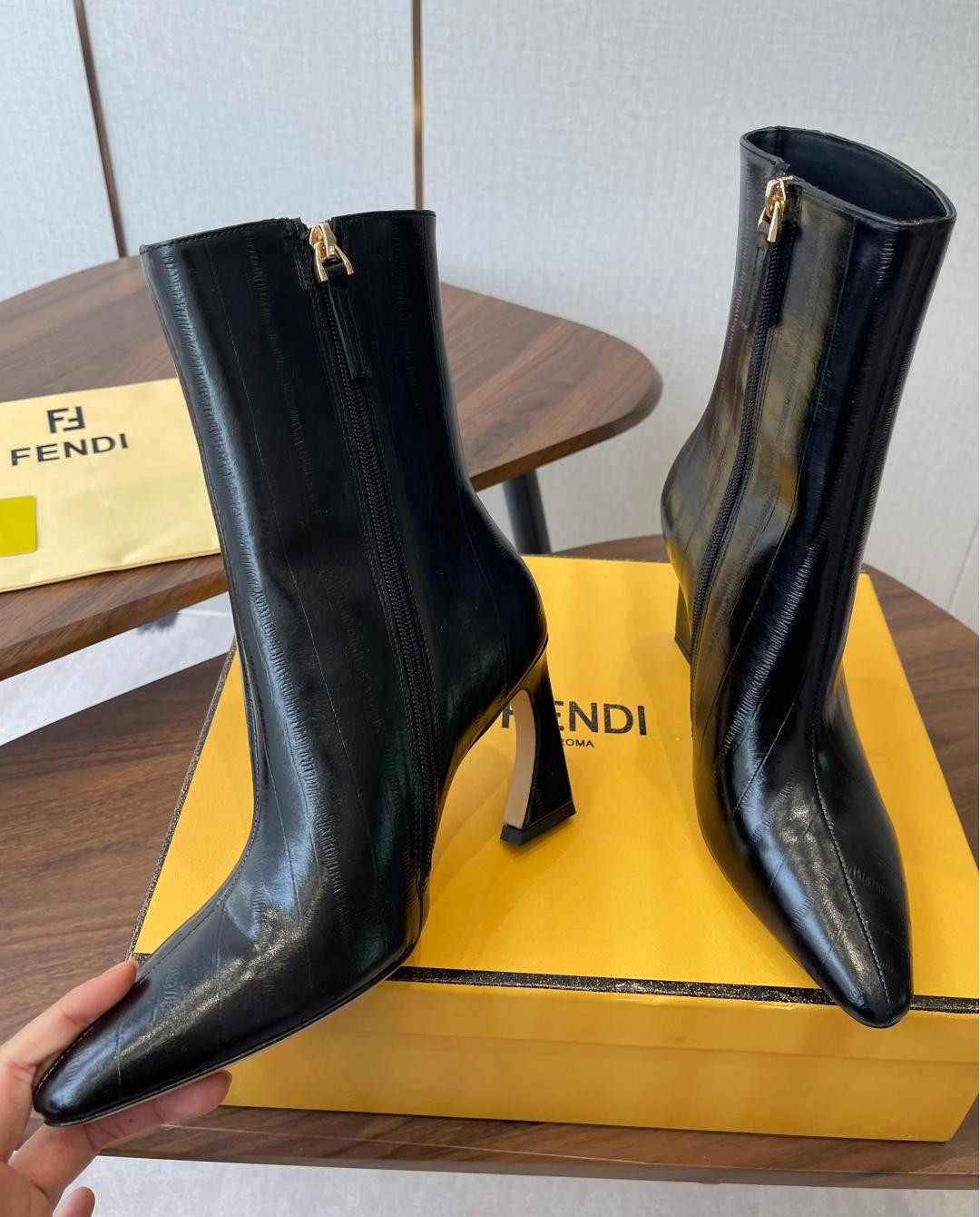 ua F**di arco boots