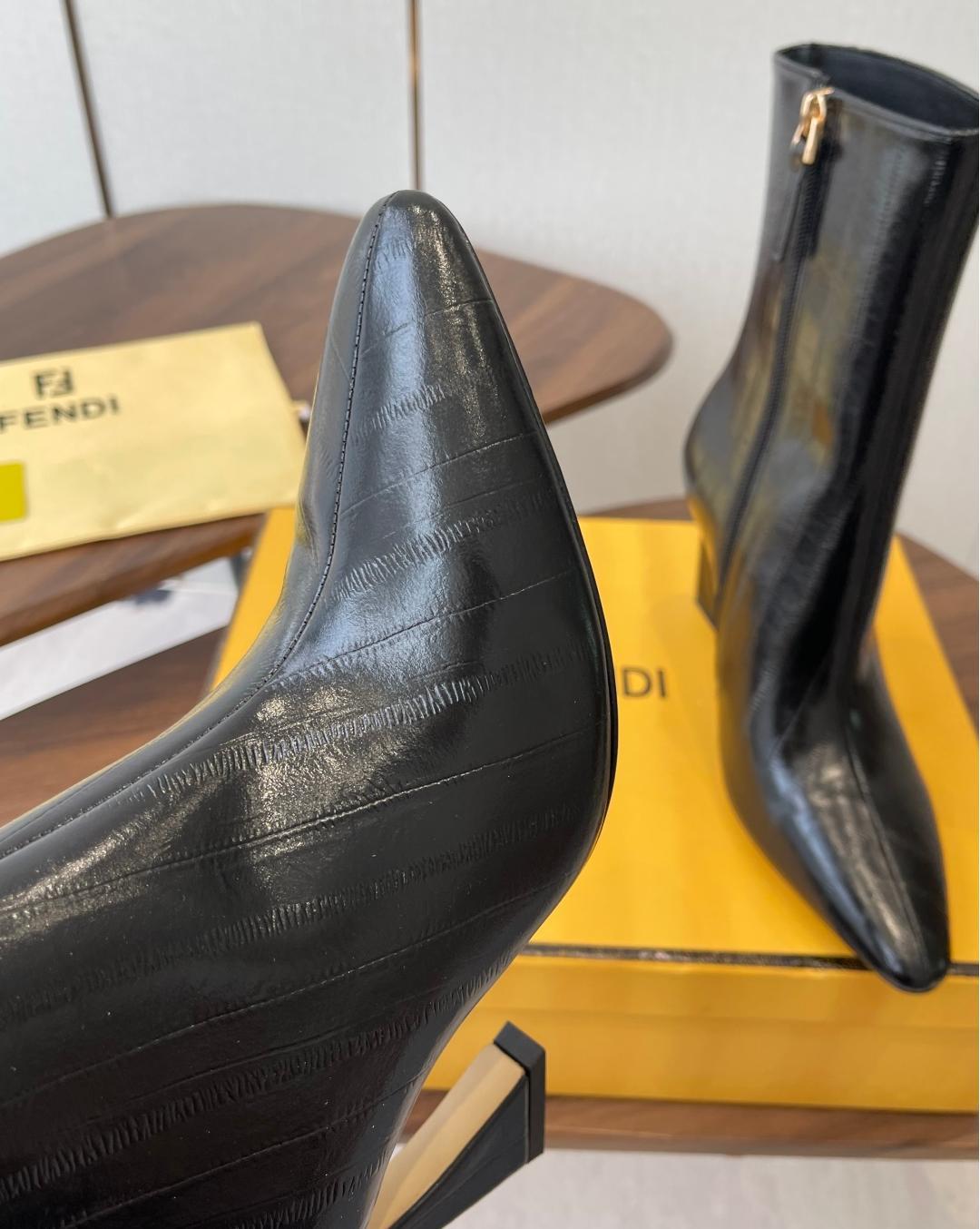 ua F**di arco boots