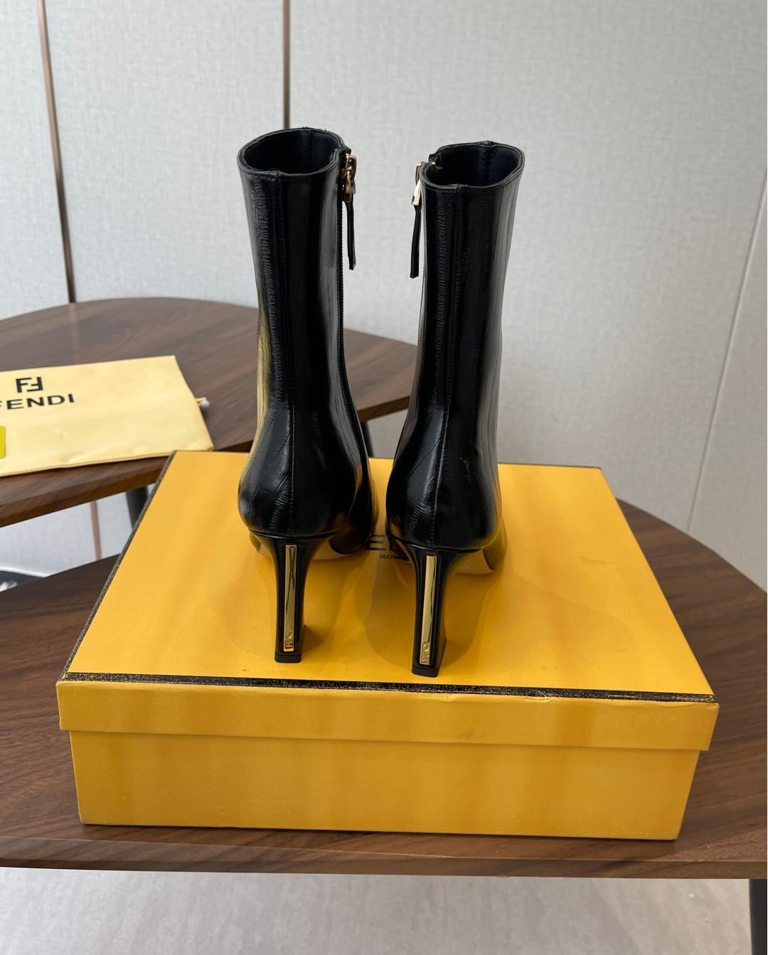ua F**di arco boots