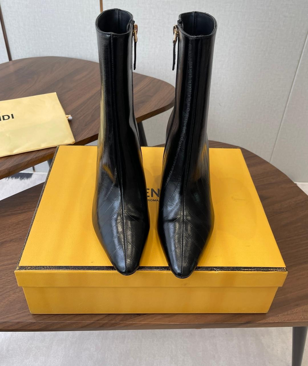 ua F**di arco boots